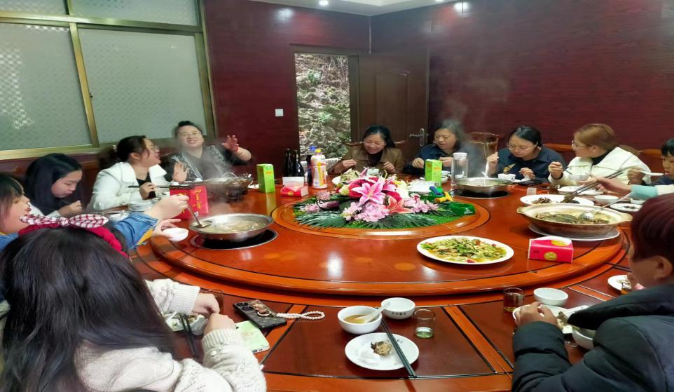 鸿燕化工：三八节公司组织女员工聚餐